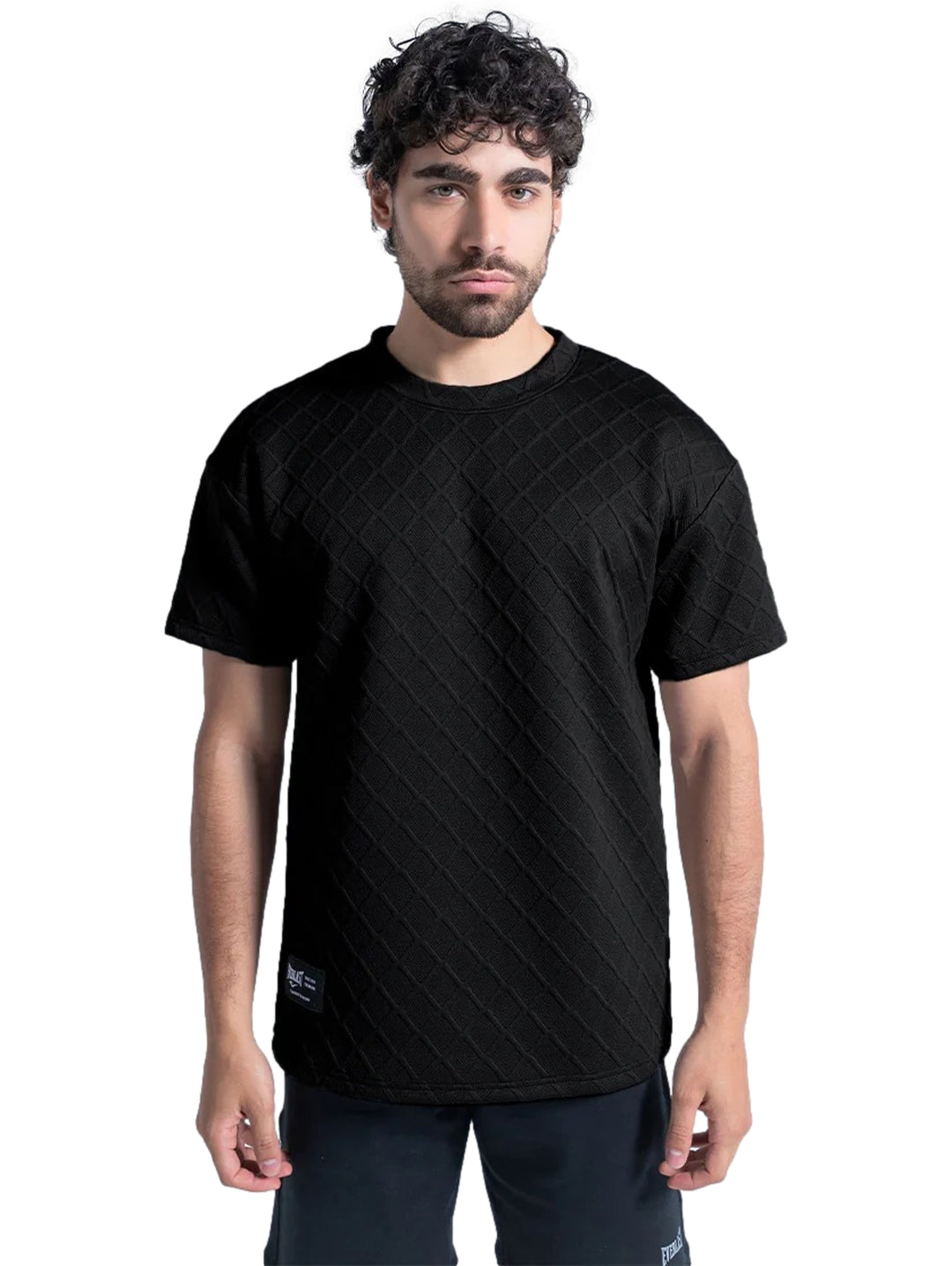 Hombre vistiendo playera deportiva Everlast color negro con textura de rombos en relieve y manga corta.