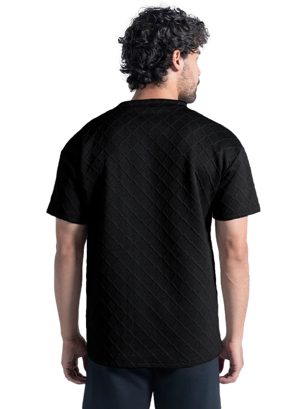 Hombre vistiendo playera deportiva Everlast color negro con textura de rombos en relieve y manga corta.