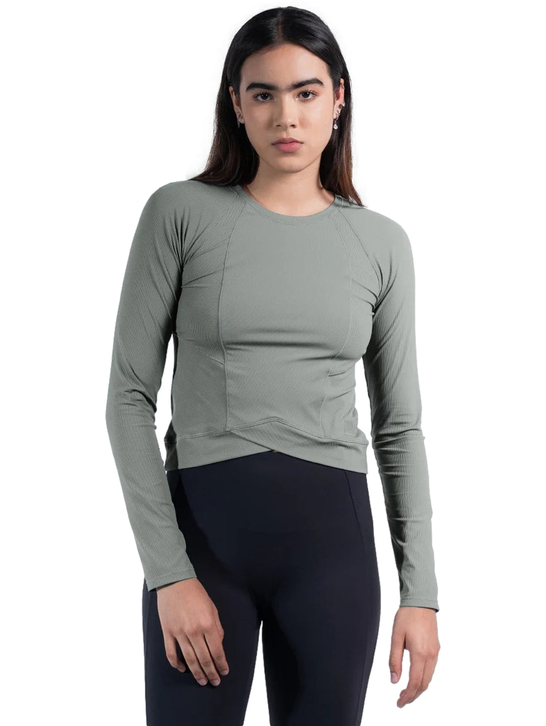 Playera deportiva de manga larga color verde oliva con diseño cruzado en la parte inferior.