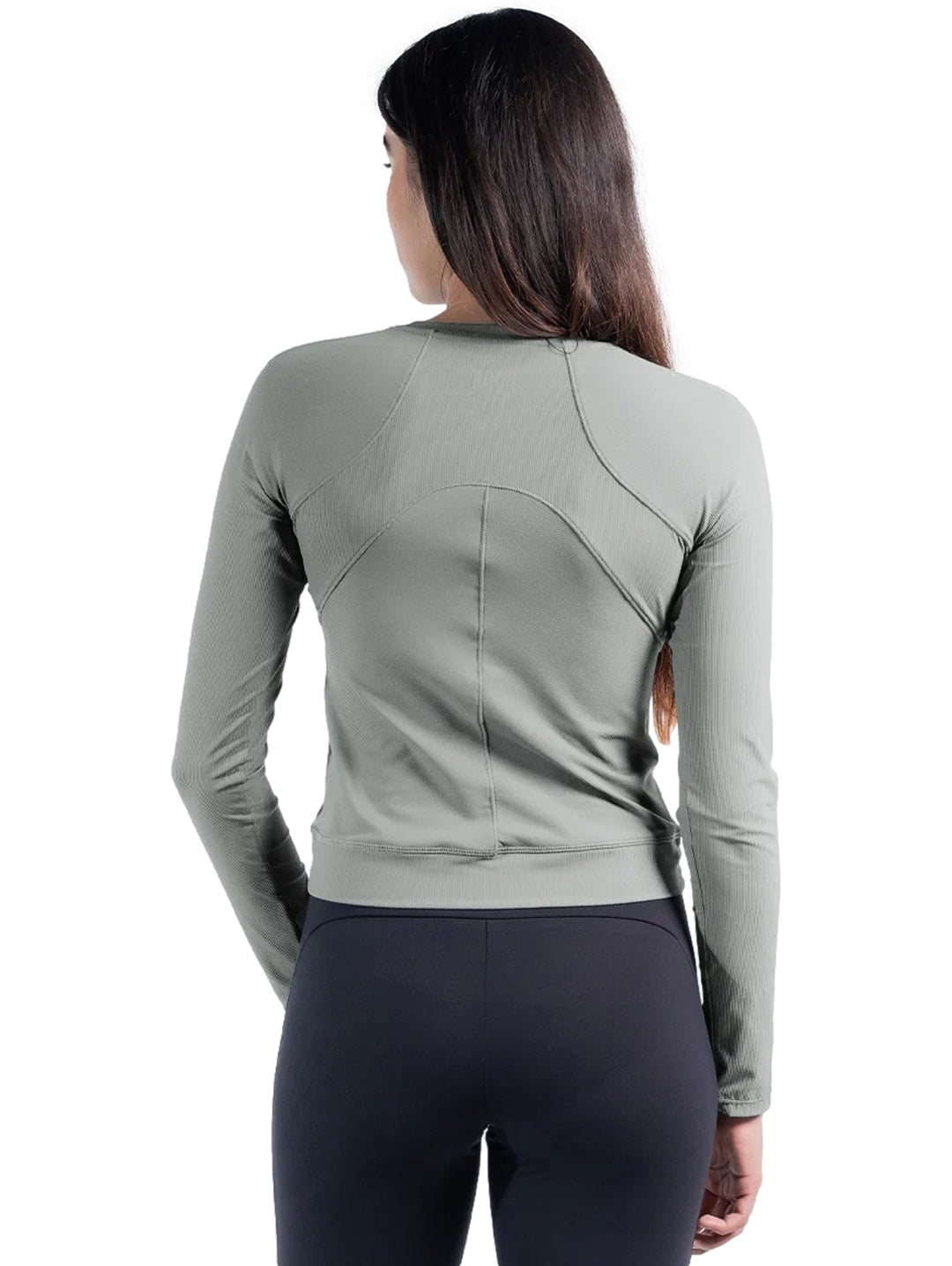 Playera deportiva de manga larga color verde oliva con diseño cruzado en la parte inferior.