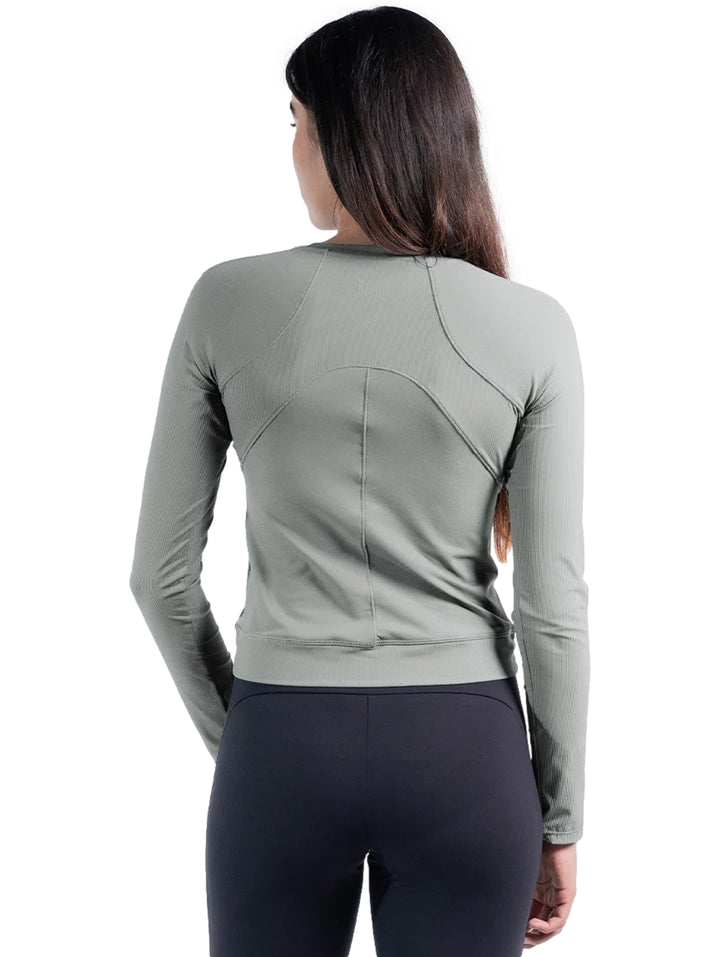 Playera deportiva de manga larga color verde oliva con diseño cruzado en la parte inferior.