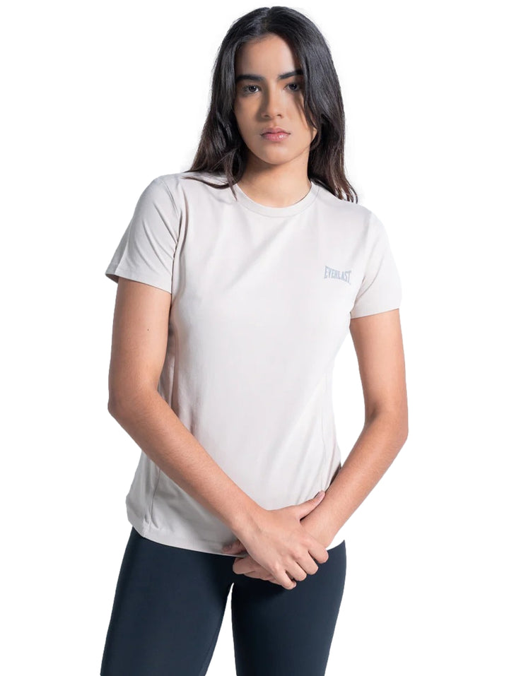Mujer vistiendo playera deportiva color beige de manga corta marca Everlast.