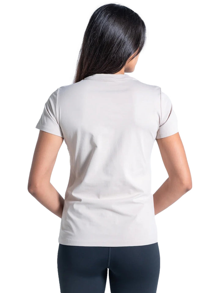 Mujer vistiendo playera deportiva color beige de manga corta marca Everlast.