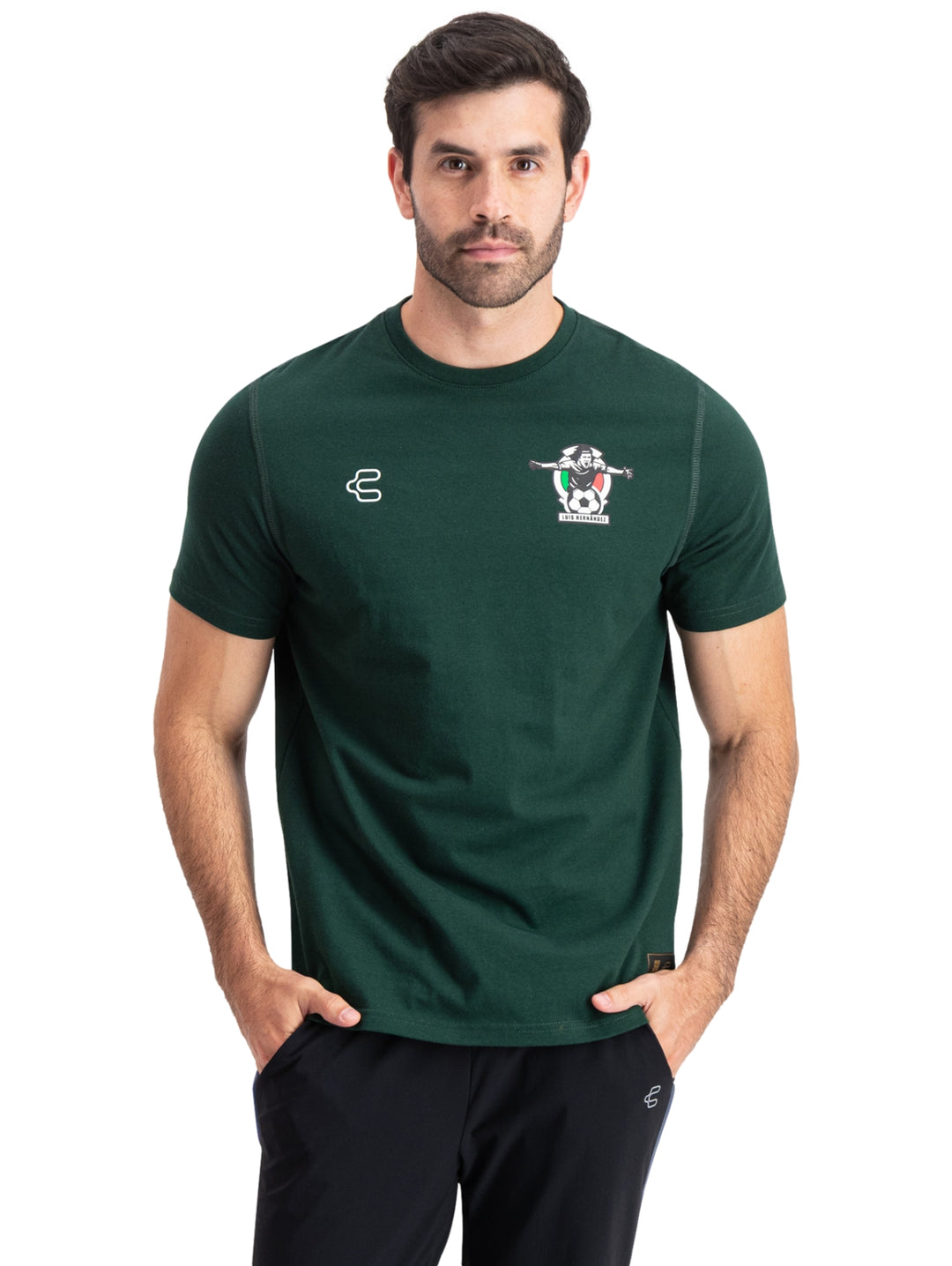 Hombre vistiendo playera deportiva de manga corta color verde con logos en el pecho.