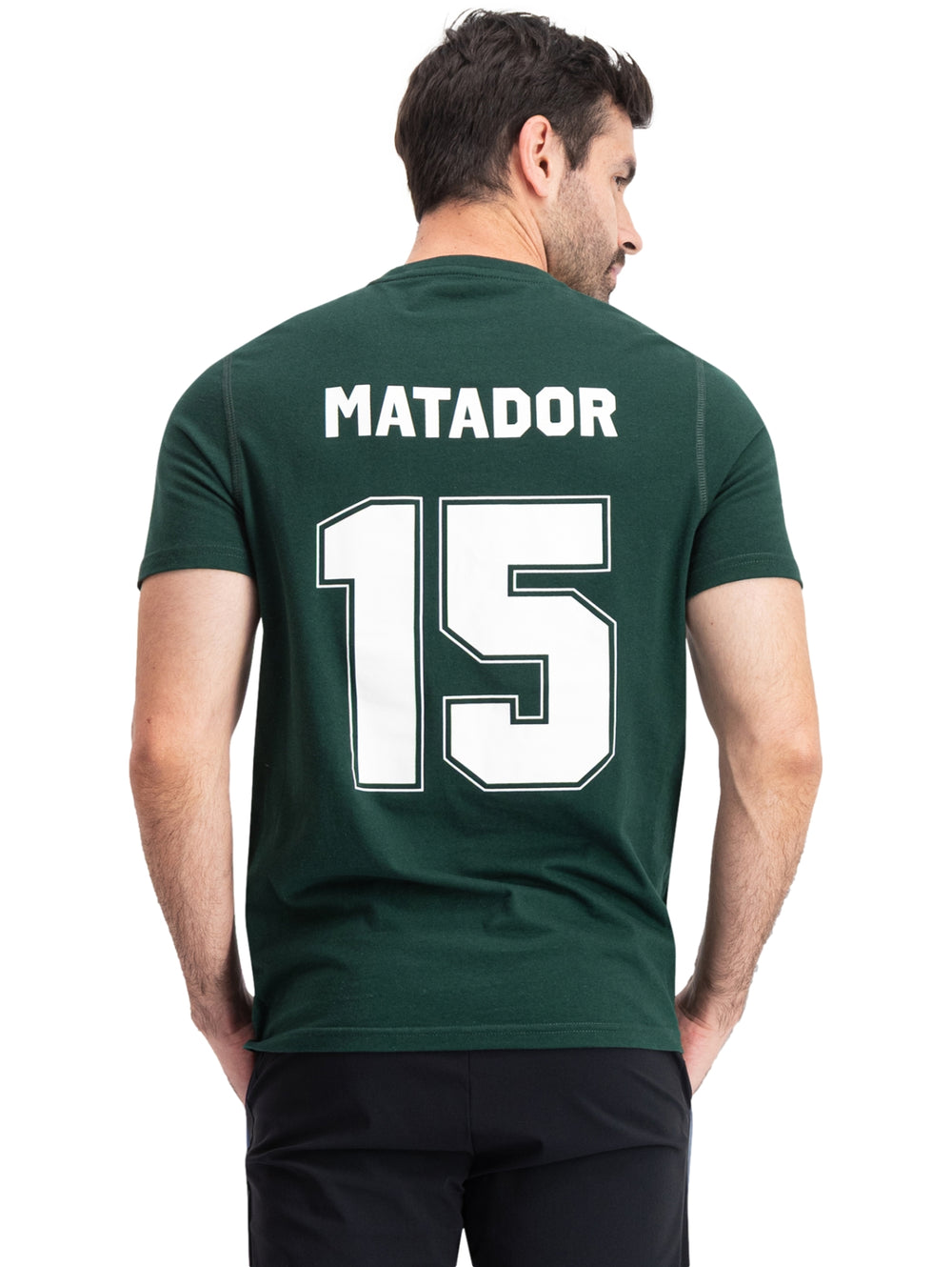 Hombre vistiendo playera deportiva de manga corta color verde con logos en el pecho.