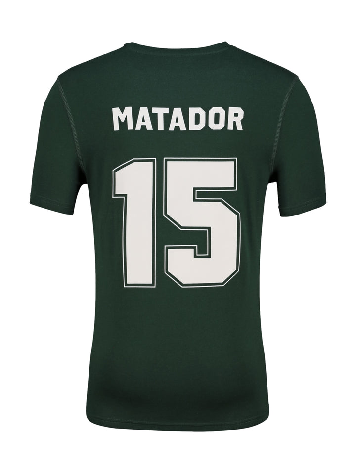 Hombre vistiendo playera deportiva de manga corta color verde con logos en el pecho.