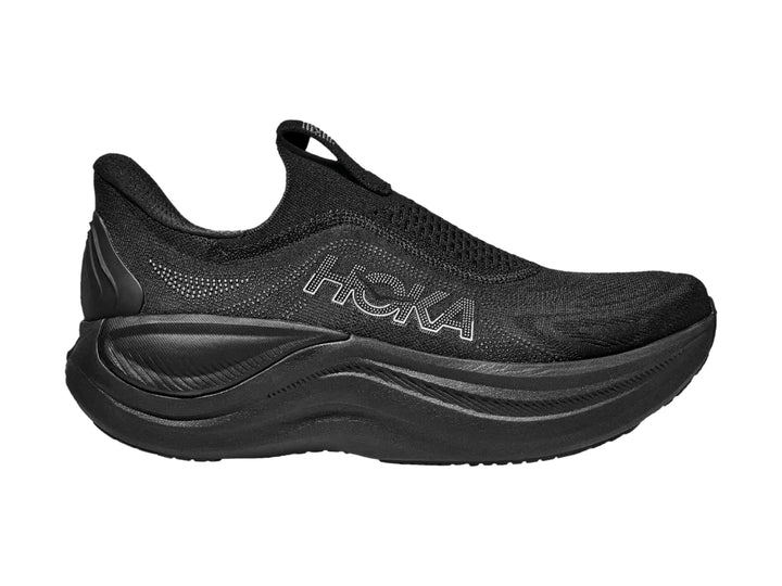 Tenis deportivos HOKA color negro, diseño sin cordones y suela gruesa.