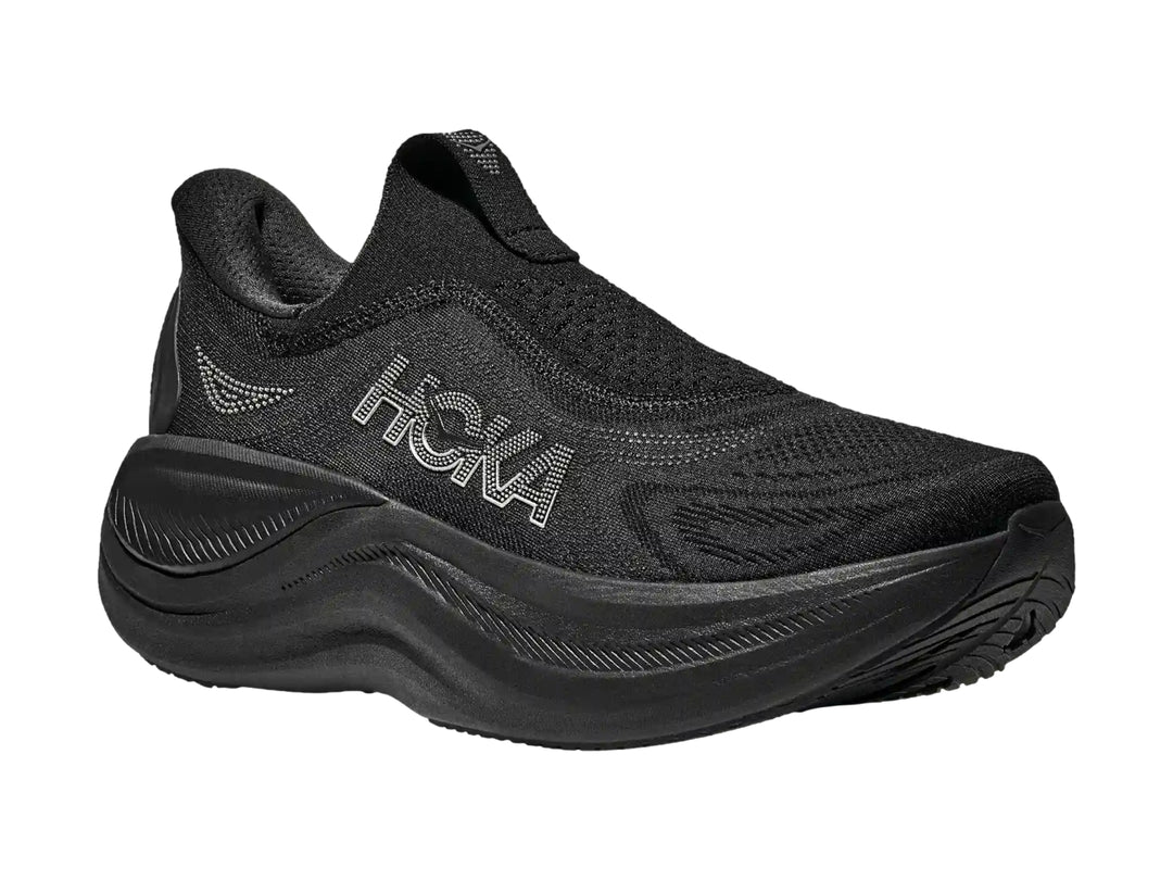 Tenis deportivos HOKA color negro, diseño sin cordones y suela gruesa.