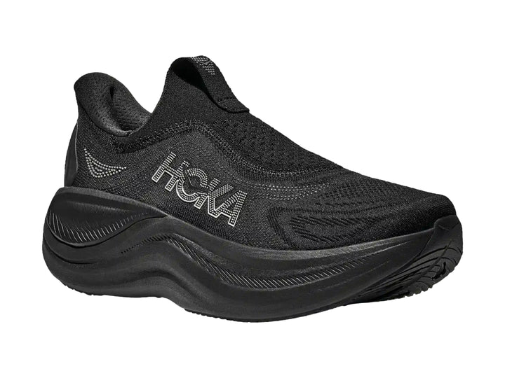 Tenis deportivos HOKA color negro, diseño sin cordones y suela gruesa.