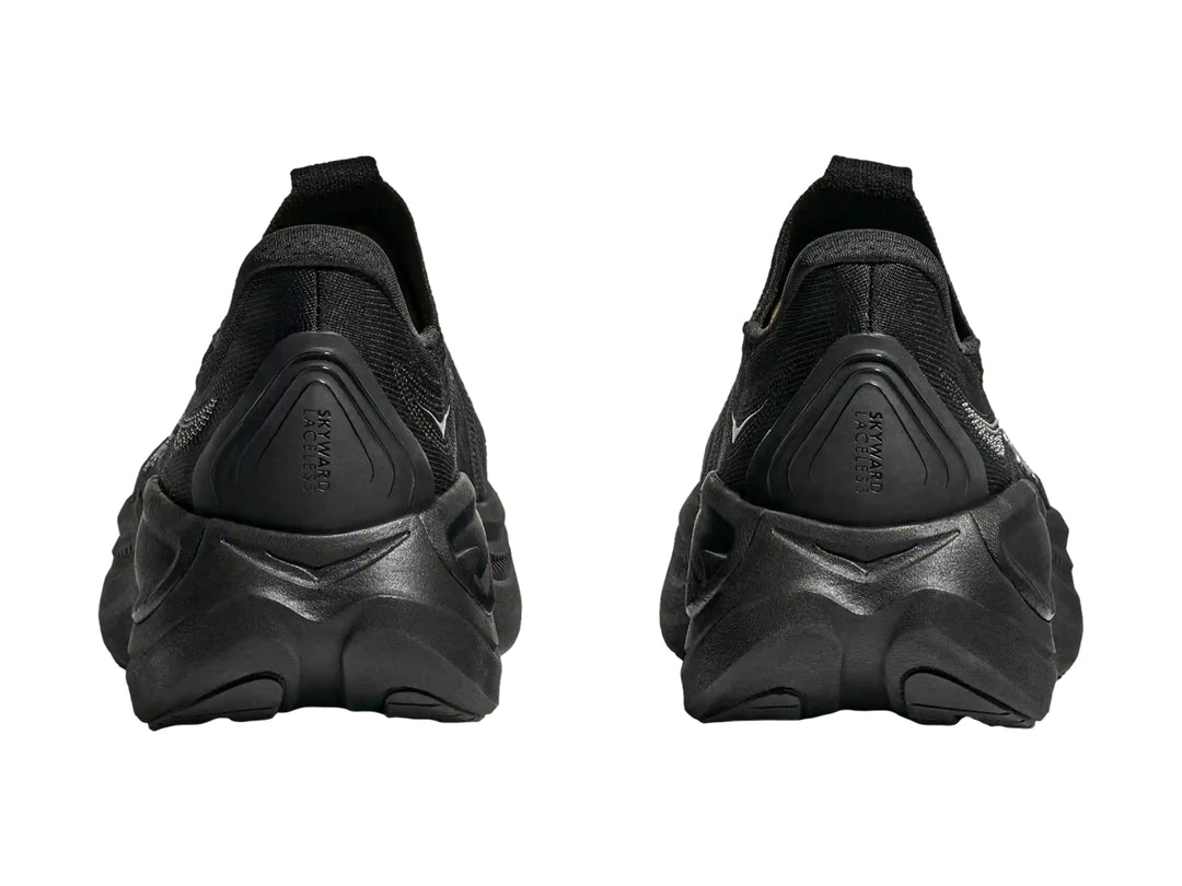 Tenis deportivos HOKA color negro, diseño sin cordones y suela gruesa.