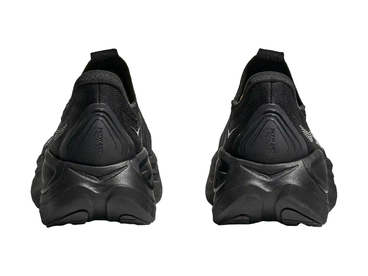 Tenis deportivos HOKA color negro, diseño sin cordones y suela gruesa.
