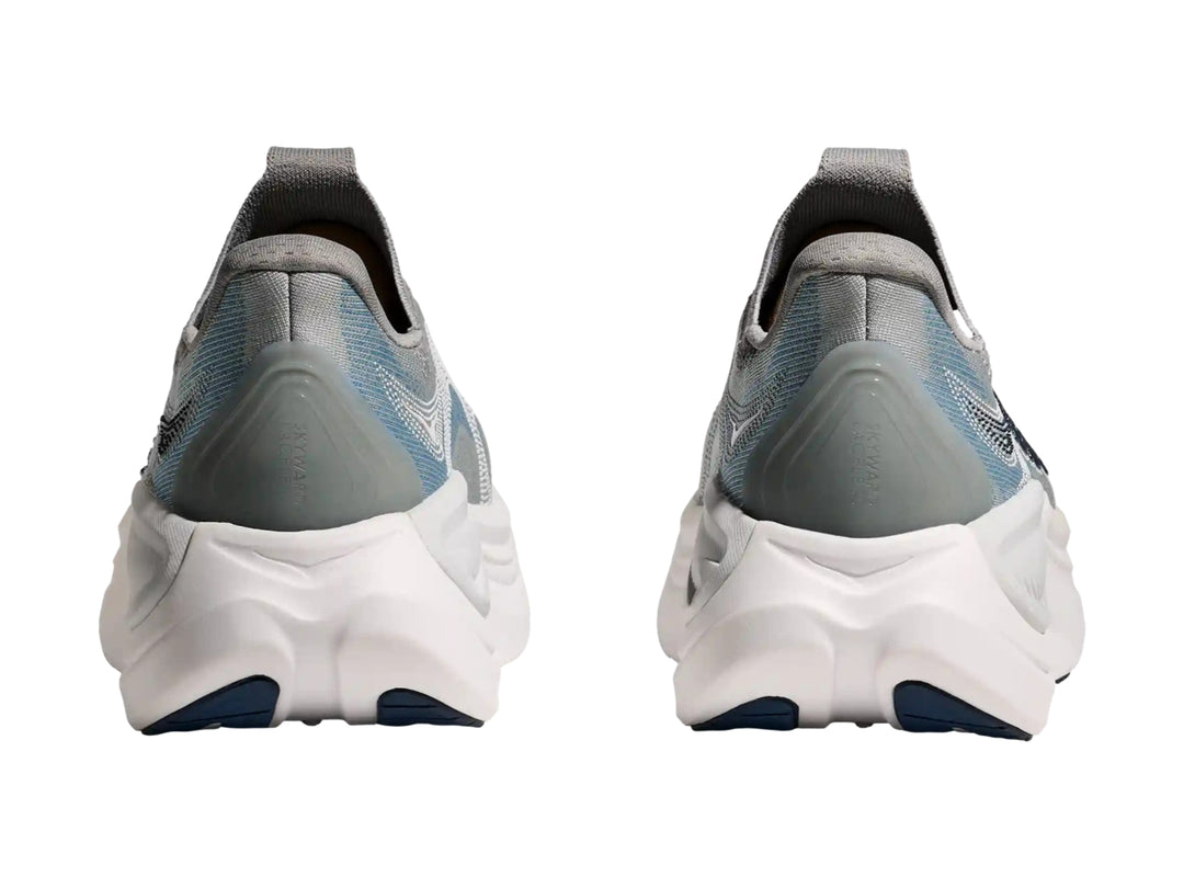 Tenis deportivos HOKA color gris con suela blanca gruesa, diseño sin cordones y tejido transpirable.