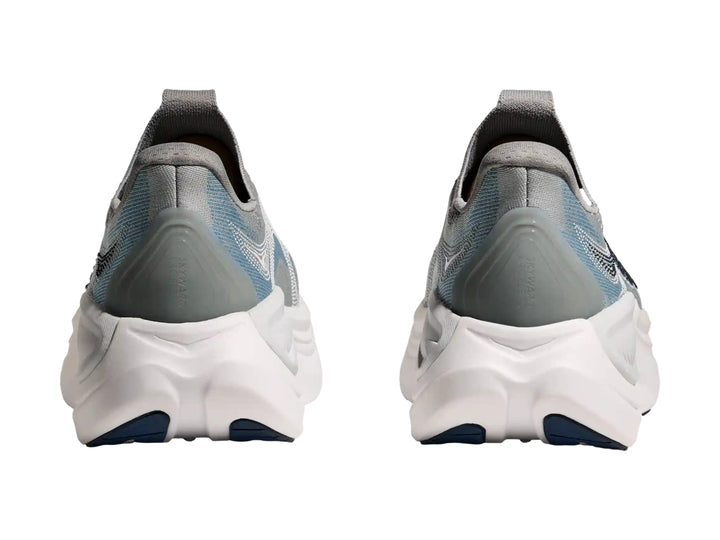 Tenis deportivos HOKA color gris con suela blanca gruesa, diseño sin cordones y tejido transpirable.
