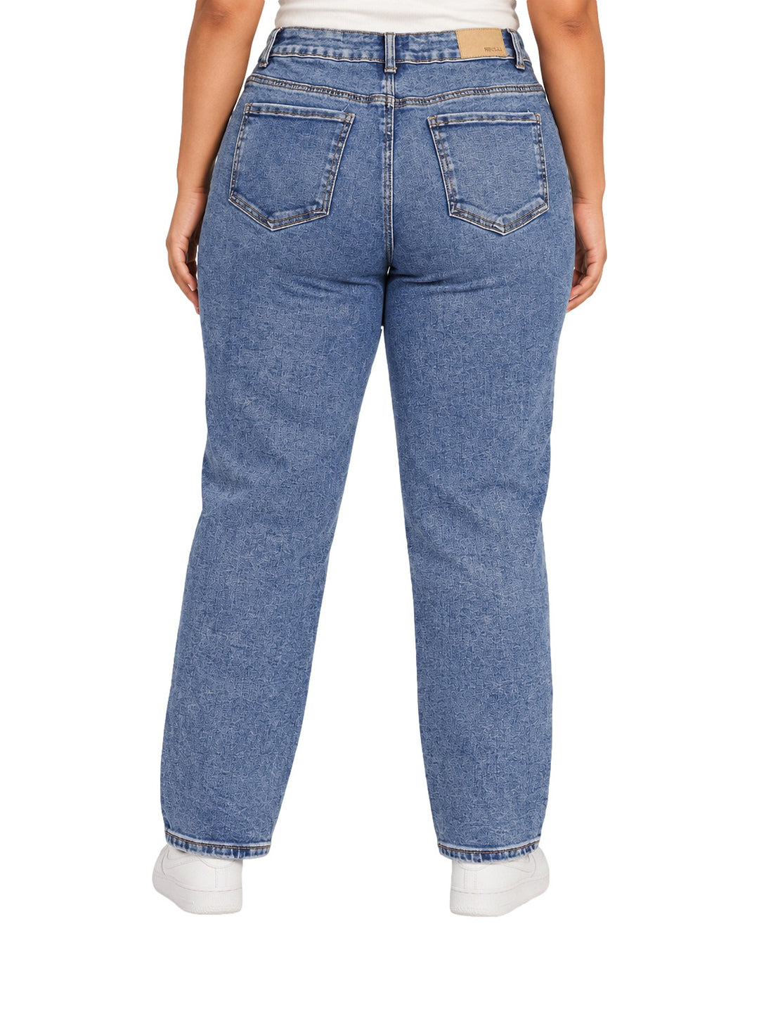 Mujer vistiendo jeans mom de color azul medio con detalles desgastados y rotos en las rodillas.