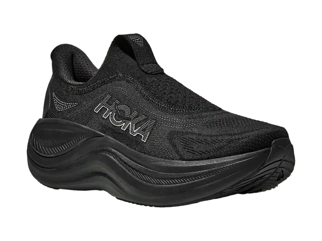 Tenis deportivos Hoka color negro, diseño sin agujetas y suela gruesa.
