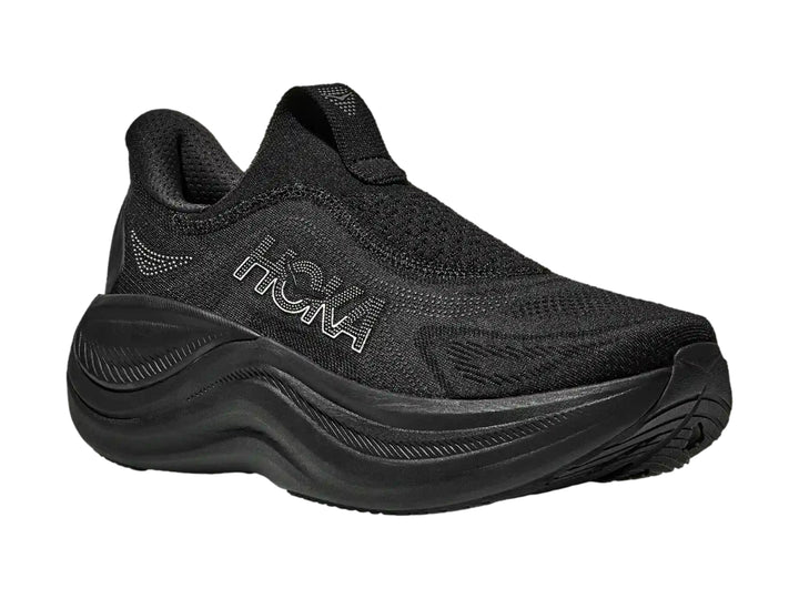 Tenis deportivos Hoka color negro, diseño sin agujetas y suela gruesa.