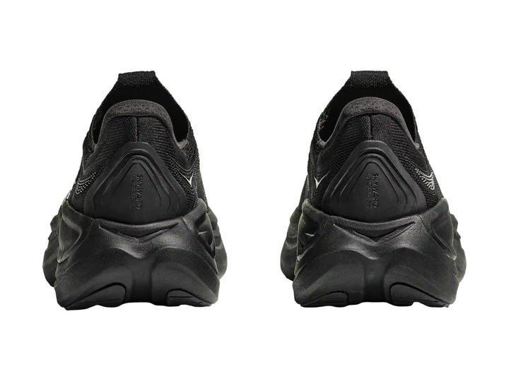 Tenis deportivos Hoka color negro, diseño sin agujetas y suela gruesa.
