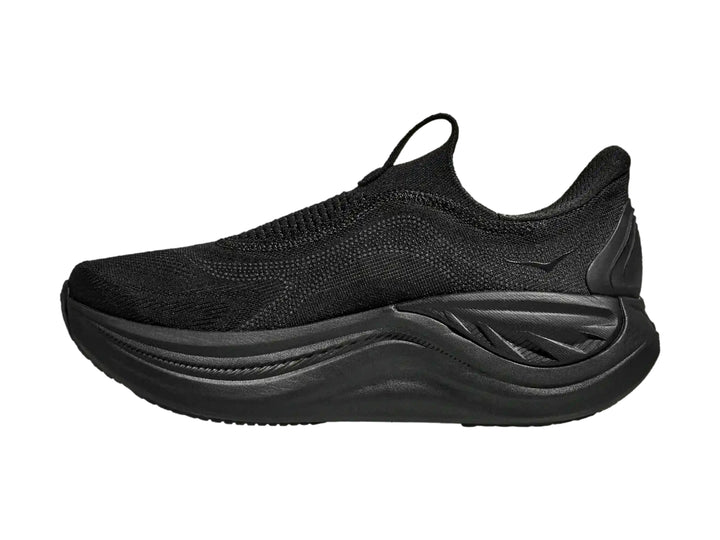 Tenis deportivos Hoka color negro, diseño sin agujetas y suela gruesa.