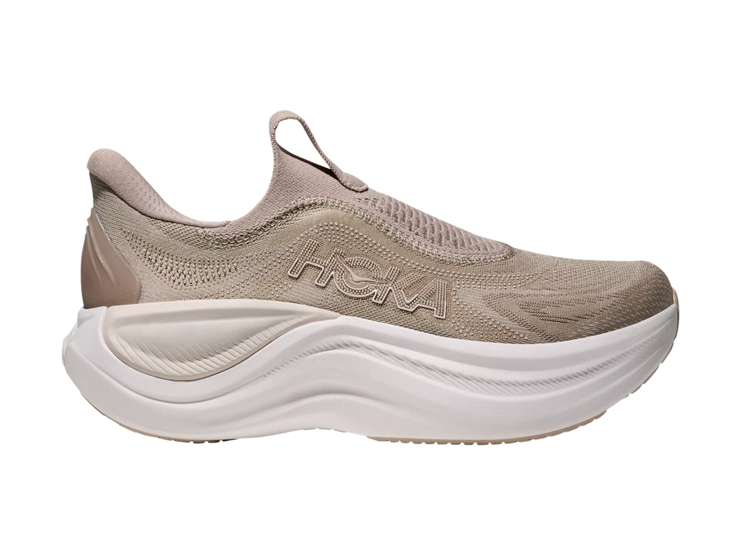 Tenis deportivos HOKA Skyward Laceless color putty con suela blanca y diseño sin cordones.