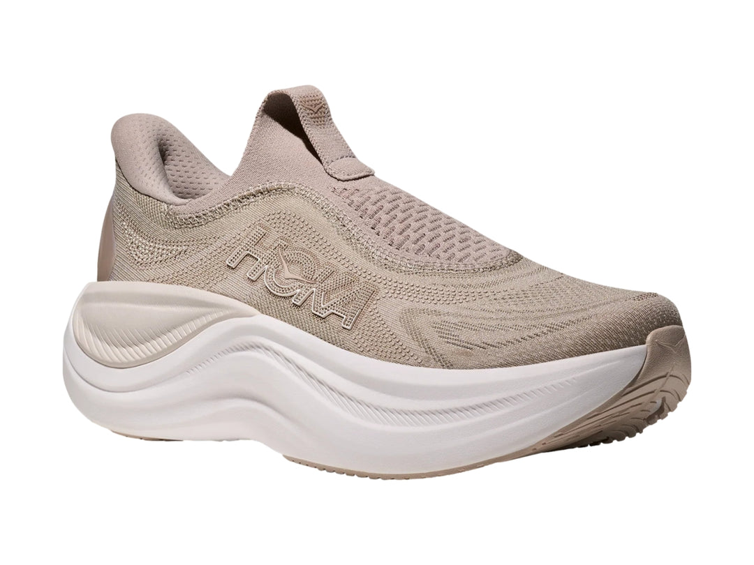 Tenis deportivos HOKA Skyward Laceless color putty con suela blanca y diseño sin cordones.