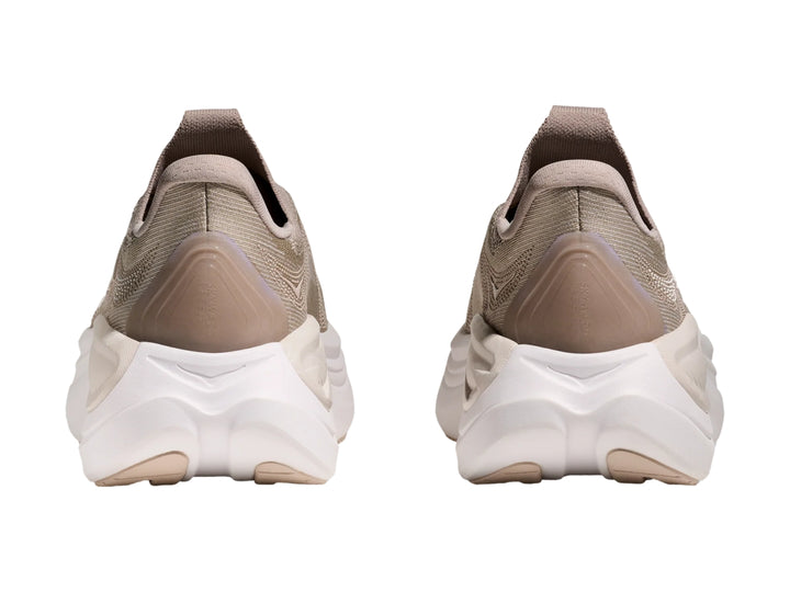 Tenis deportivos HOKA Skyward Laceless color putty con suela blanca y diseño sin cordones.
