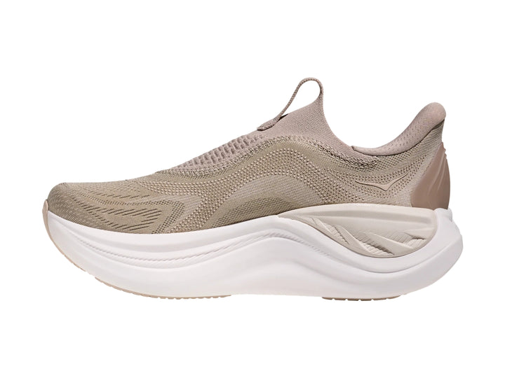 Tenis deportivos HOKA Skyward Laceless color putty con suela blanca y diseño sin cordones.