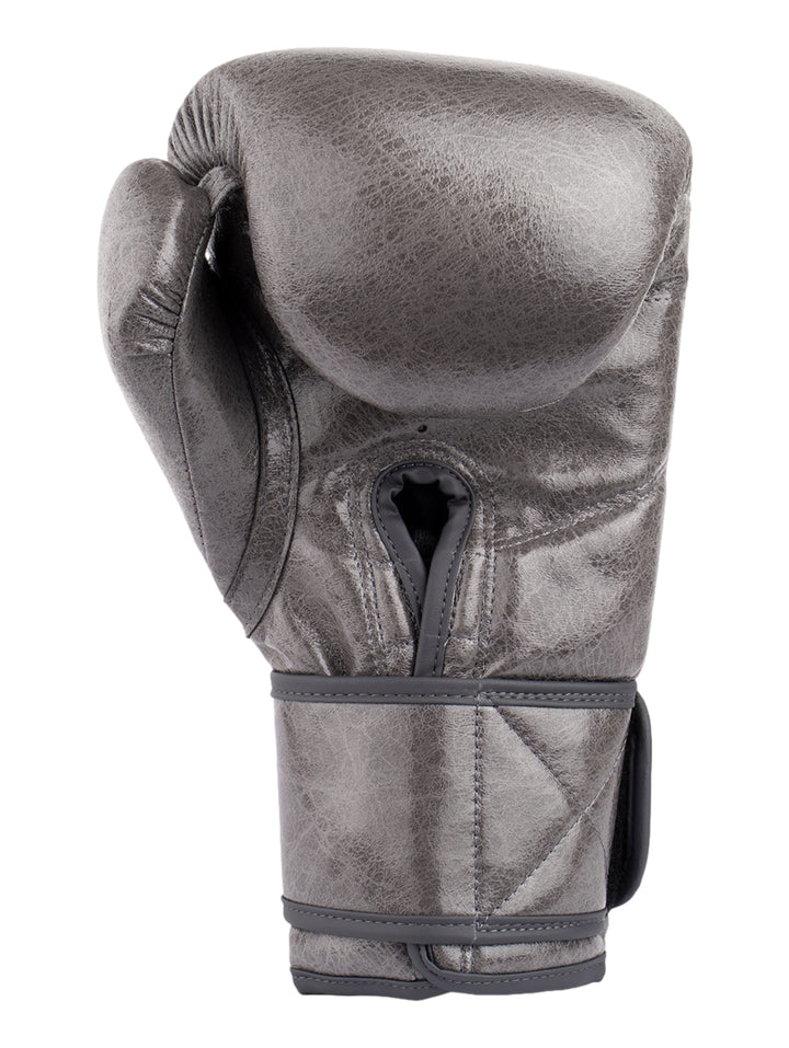 Guante de boxeo Everlast color gris Oxford con logotipo en el frente y la muñeca.