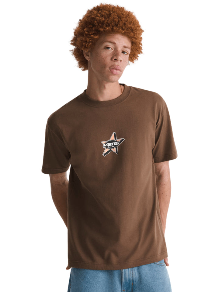 Camiseta de manga corta color marrón vintage cocoa con un logo de estrella de VANS en el pecho.