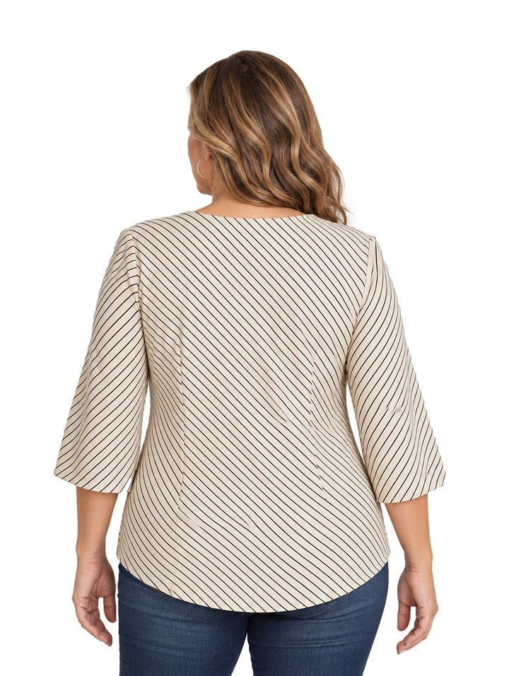Mujer vistiendo blusa curvy color beige con rayas negras diagonales, cuello en V y manga tres cuartos.