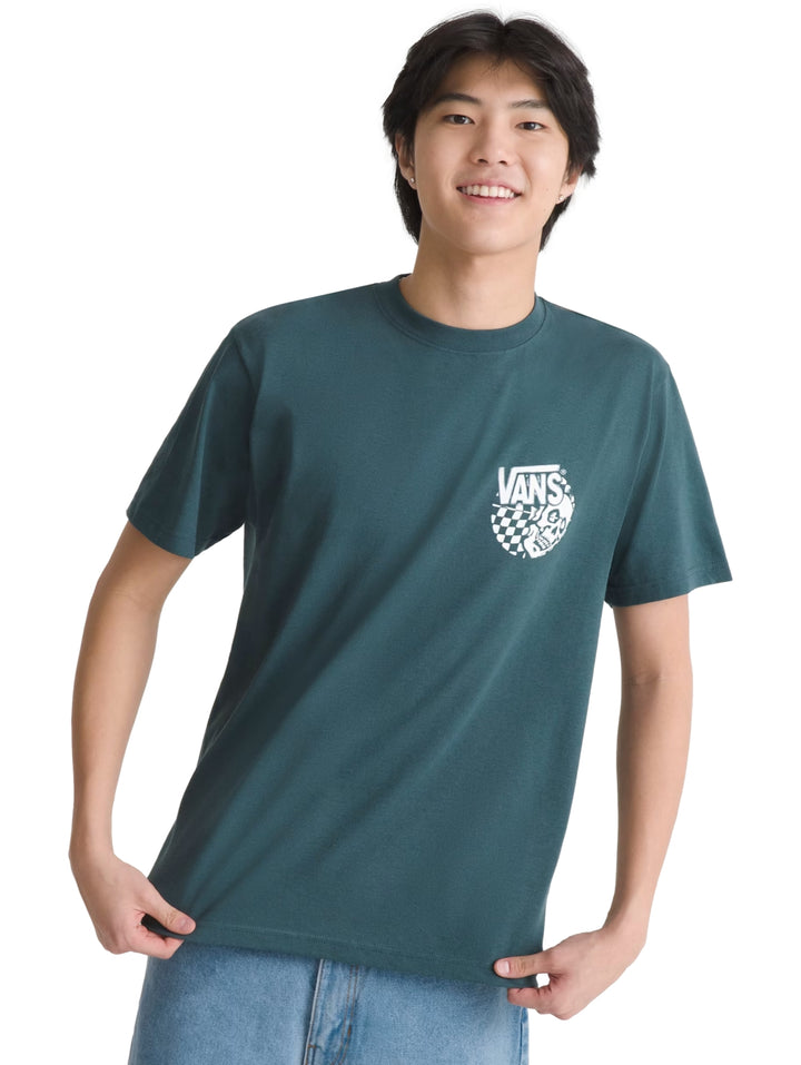 Hombre vistiendo una camiseta de manga corta color verde oscuro con logotipo de VANS en el pecho.