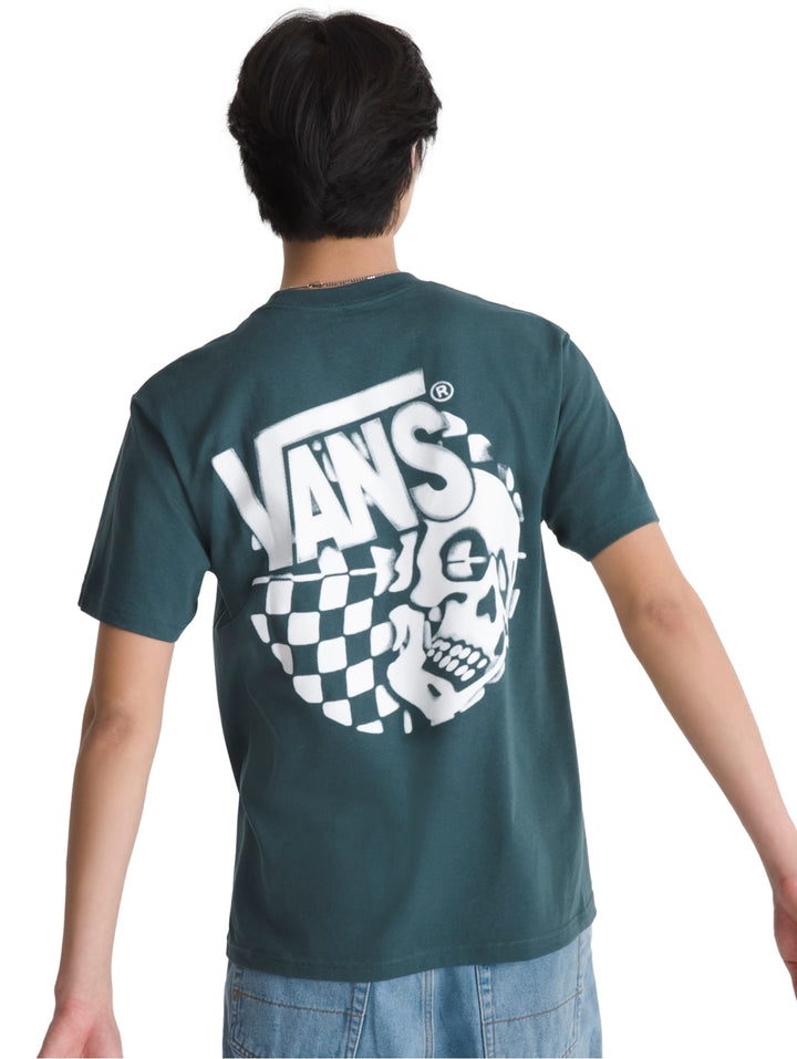 Hombre vistiendo una camiseta de manga corta color verde oscuro con logotipo de VANS en el pecho.