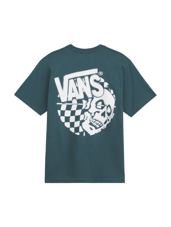 Hombre vistiendo una camiseta de manga corta color verde oscuro con logotipo de VANS en el pecho.