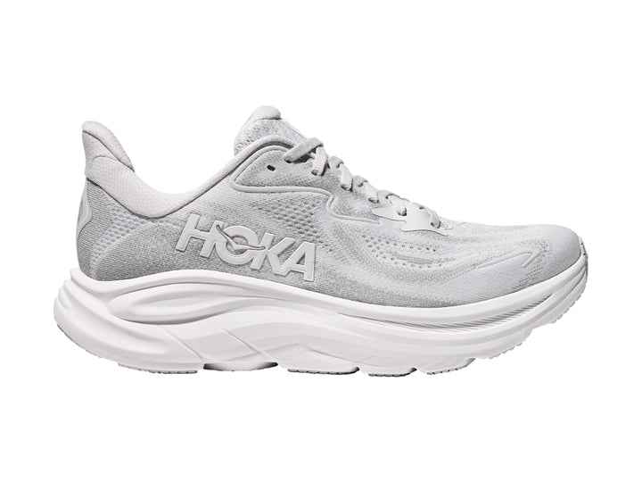 Tenis deportivos HOKA Clifton 10 en color gris con suela blanca ancha.