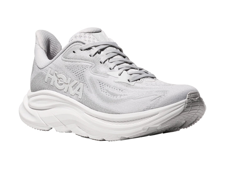 Tenis deportivos HOKA Clifton 10 en color gris con suela blanca ancha.