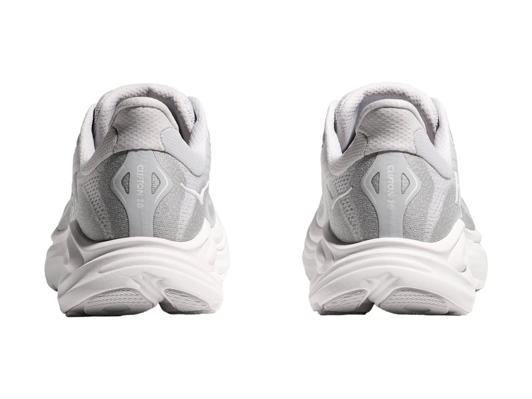 Tenis deportivos HOKA Clifton 10 en color gris con suela blanca ancha.