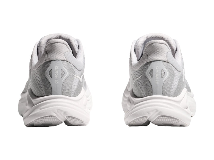Tenis deportivos HOKA Clifton 10 en color gris con suela blanca ancha.