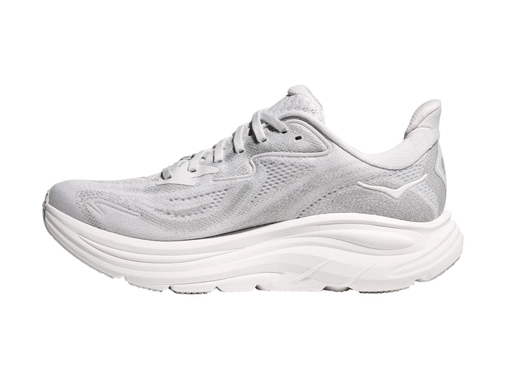 Tenis deportivos HOKA Clifton 10 en color gris con suela blanca ancha.