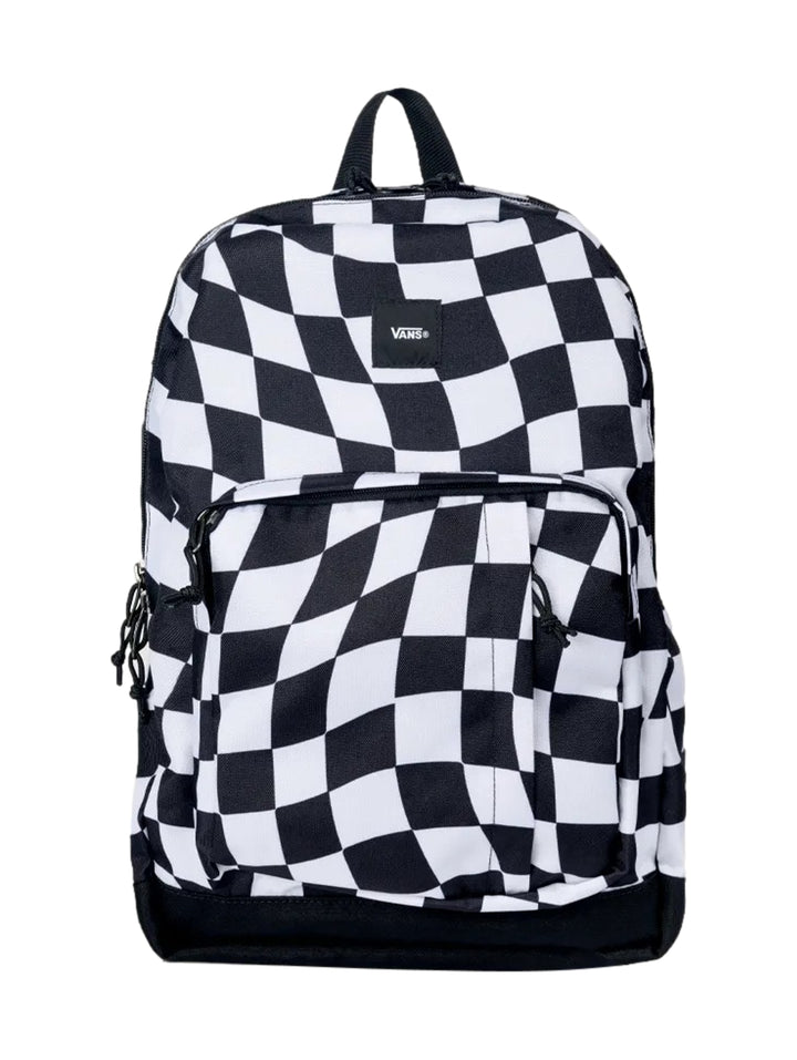 Mochila VANS con diseño de cuadros blancos y negros distorsionados y base negra.