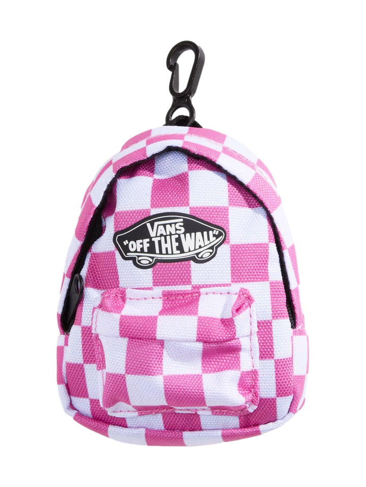 Llavero de mini mochila Vans con diseño de cuadros rosa y blanco y clip negro.