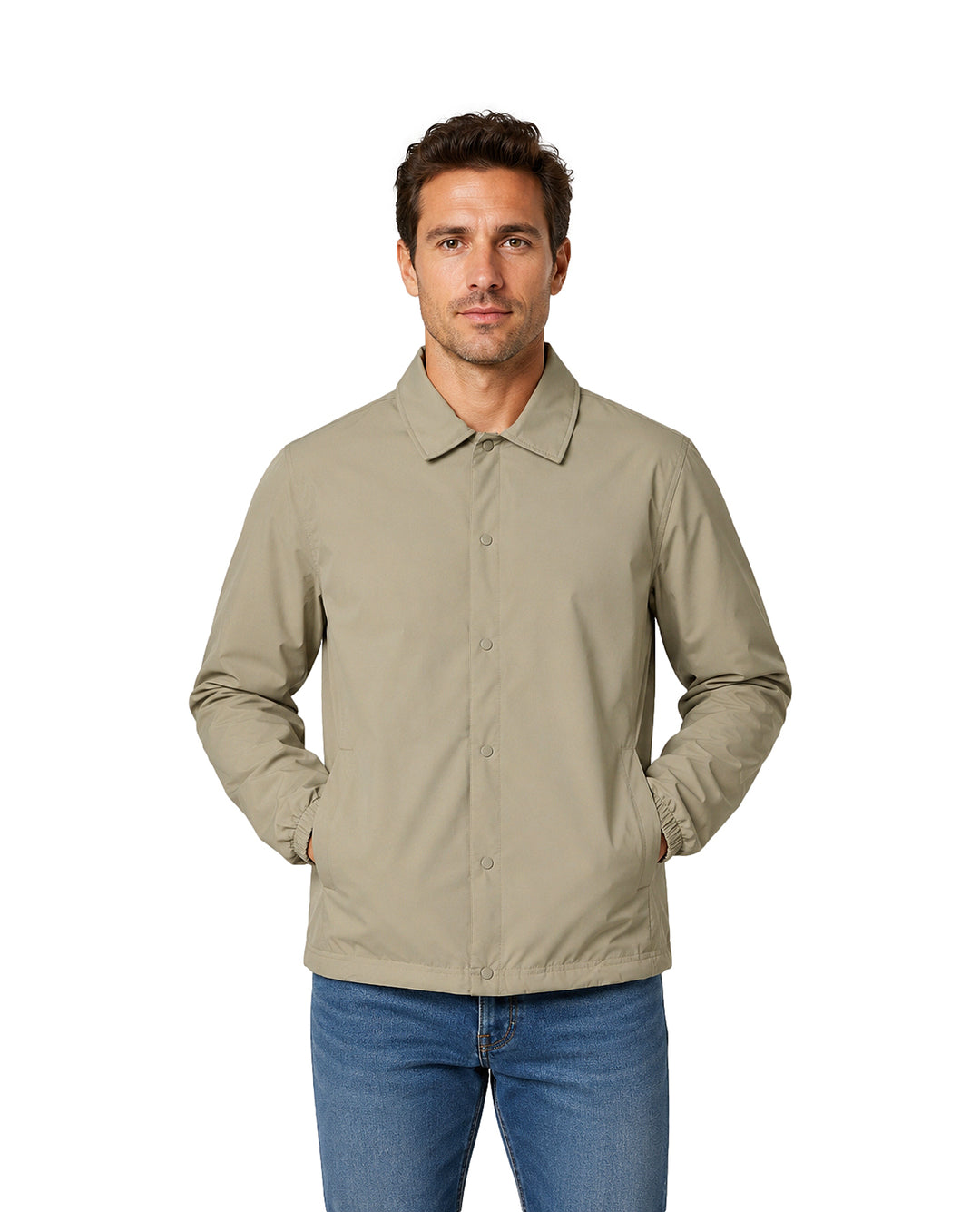 Hombre vistiendo una camisa color beige de manga larga con botones y pantalones azules.