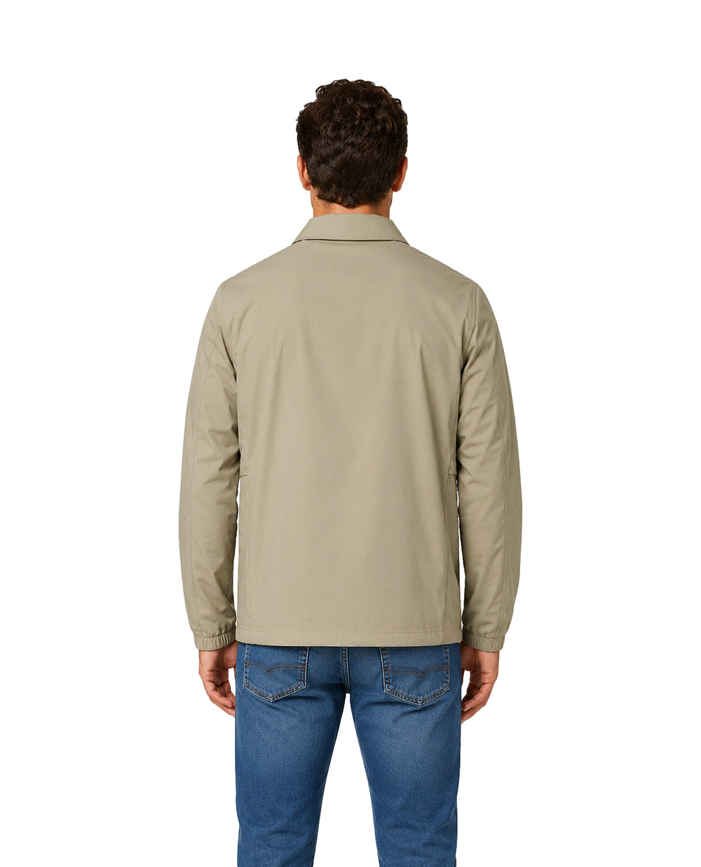 Hombre vistiendo una camisa color beige de manga larga con botones y pantalones azules.