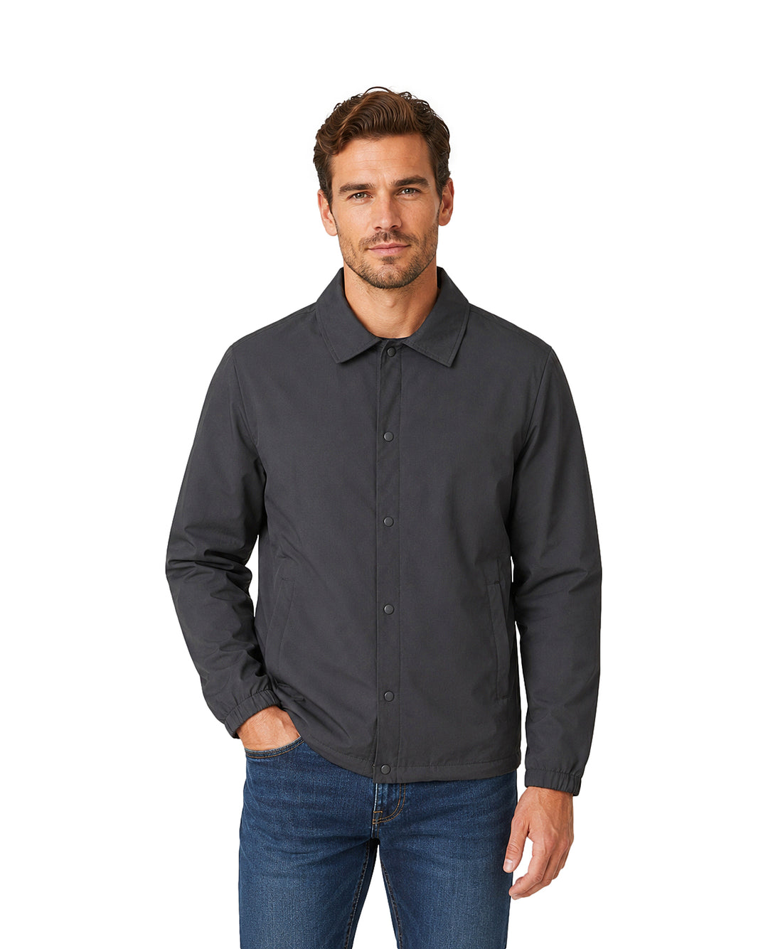 Hombre vistiendo una camisa gris oscuro de manga larga con botones y cuello.