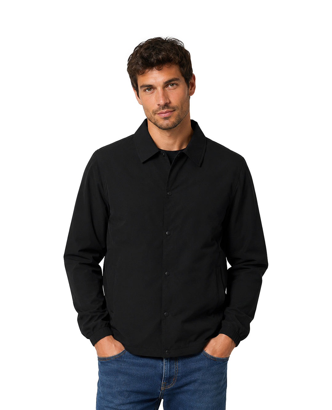 Hombre vistiendo una camisa negra de manga larga con cuello y botones.