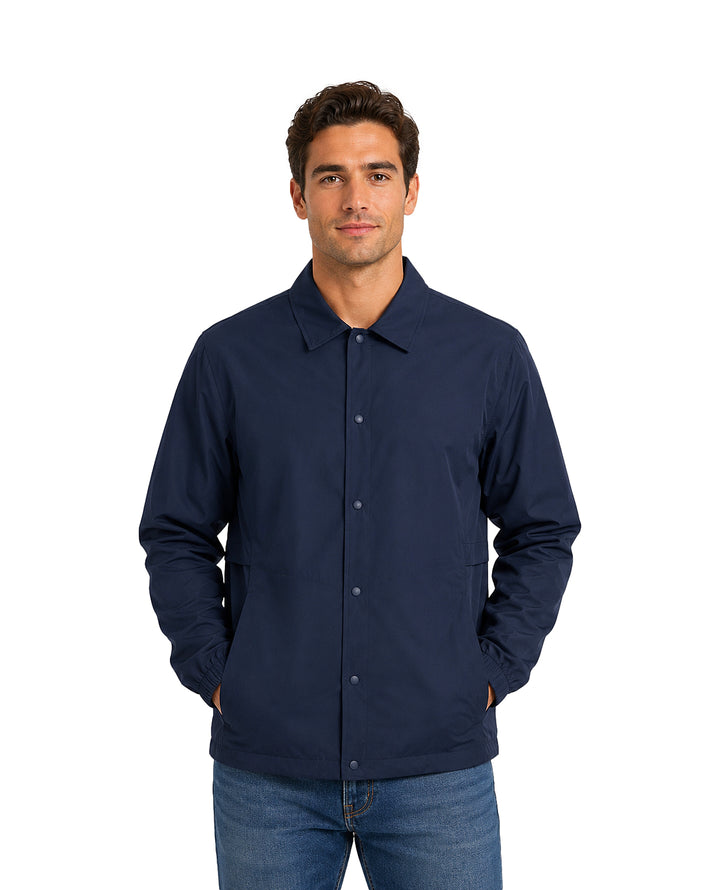 Hombre vistiendo una camisa azul marino de manga larga con botones de presión y cuello.