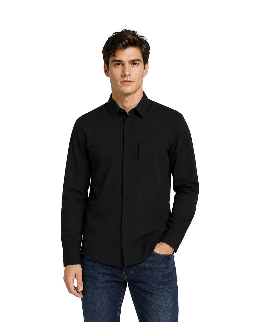 Hombre vistiendo una camisa negra de manga larga con cuello y botones.