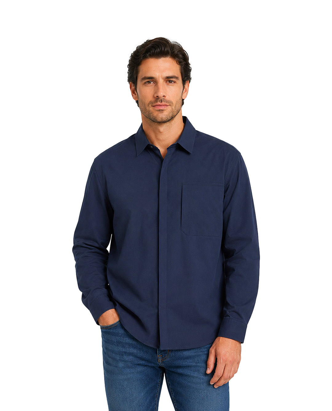 Hombre vistiendo una camisa azul marino de manga larga con un bolsillo frontal.