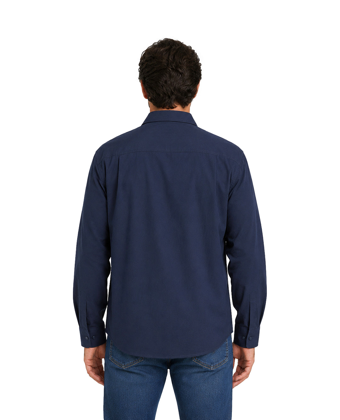 Hombre vistiendo una camisa azul marino de manga larga con un bolsillo frontal.