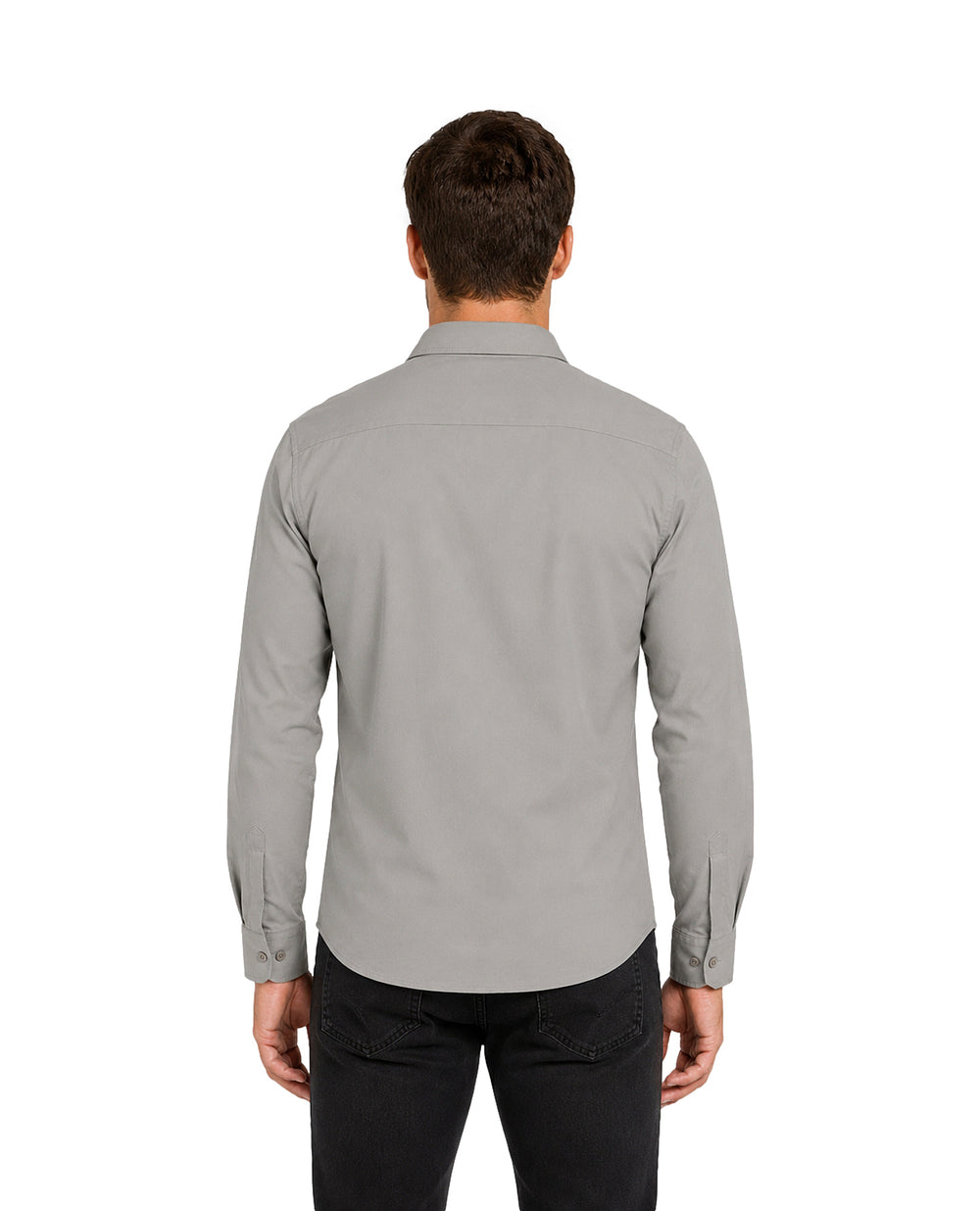 Hombre vistiendo una camisa gris de manga larga con botones y pantalones negros.