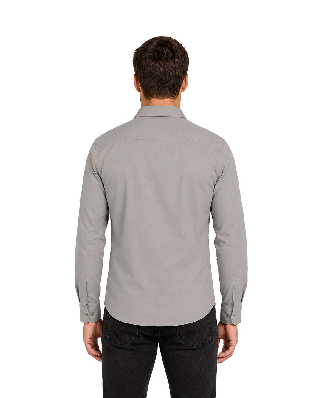 Hombre vistiendo una camisa gris de manga larga con botones y pantalones negros.