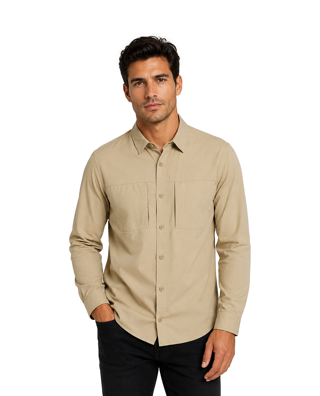 Hombre vistiendo una camisa de manga larga color beige con botones y cuello.